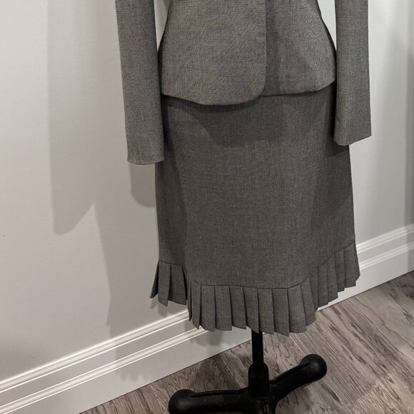 Tahari Two Piece Women's Suit Size 4 Petite - Picture 2 of 2